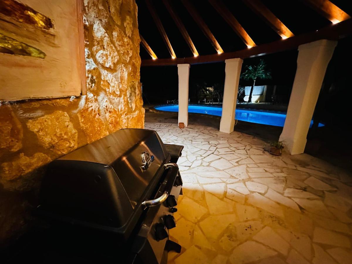 Villa Sanchez In Strandnahe Mit Pool, Jacuzzi, Klima, Wifi, Gas Bbq Сантаний Екстериор снимка